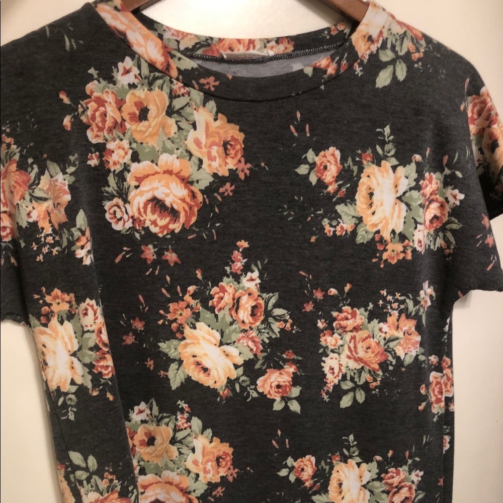 Adorable floral tee shirt.